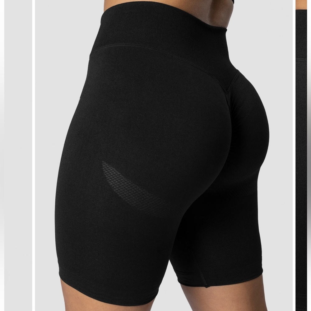 Scrunched back black biker shorts